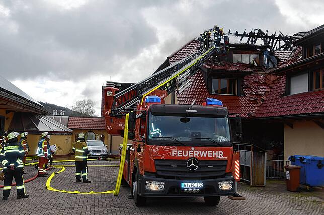 Bild 11: Feuer im Mehrfamilienhaus: Bilder vom Großeinsatz