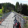 Einladend mitten hinein in den Schwarzwald: Der Eisenbahnviadukt bei der Löffelschmiede Lenzkirch ist heute ein Radweg – der Bähnle-Radweg.