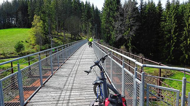 Einladend mitten hinein in den Schwarzwald: Der Eisenbahnviadukt bei der Löffelschmiede Lenzkirch ist heute ein Radweg – der Bähnle-Radweg.