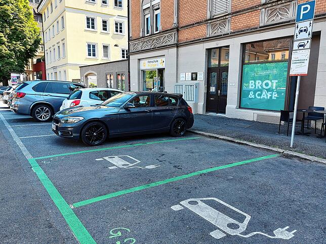 E-Ladestationen im öffentlichen Raum (hier auf dem Stephansplatz) erachtet Stadtrat Niklas Becker (FGL&Grüne) für nicht sinnvoll. Das ...