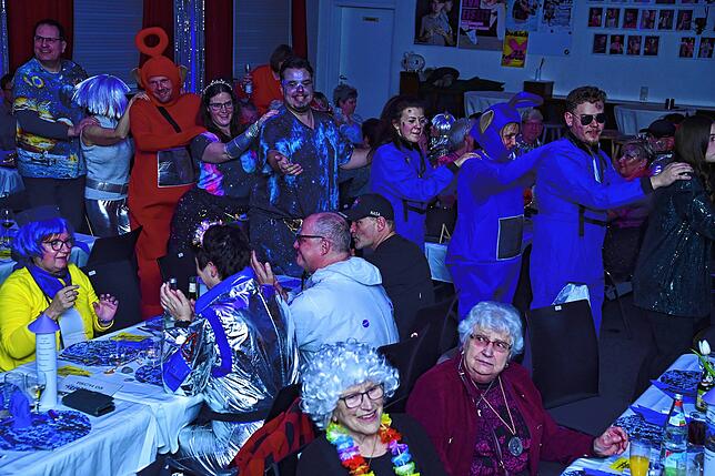 Bild 36: Narren feiern schwerelos im All