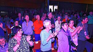Begeistert geht das Publikum beim Programm der „Südtiroler Heimatsterne“ im Kursaal in Höchenschwand mit. Foto: Stefan Pichler