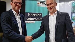Ein Wechsel per Handschlag: Daniel Petzhold (rechts) ist der neue Vorsitzende der CDU in Singen. Erfolgt auch Franz Hirschle, der seit ...