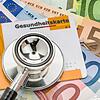 Stethoskop mit Gesundheitskarte auf Geldscheinen
