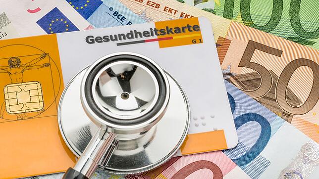 Stethoskop mit Gesundheitskarte auf Geldscheinen