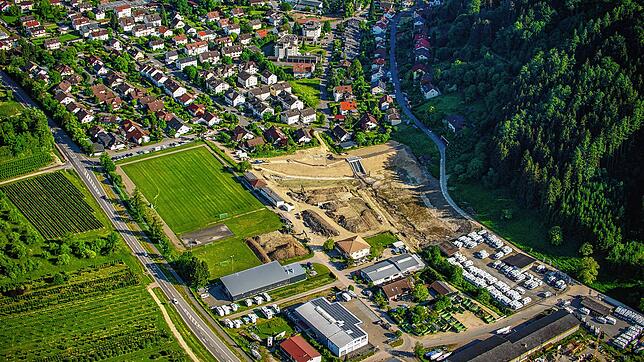 Der Bau des Hochwasserrückhaltebeckens (HRB) Fuchsweg in Ludwigshafen läuft. Bald beginnen auch Arbeiten in der Talstraße (Bildrand oben ...
