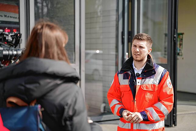 Dschungelkönig und Sänger Joey Heindle hat 2021 beim Deutschen Roten Kreuz in Radolfzell seine Ausbildung zum Rettungssanitäter bestanden.