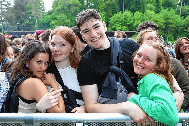 Bild 7: Strahlende Festival-Fans! Am ersten Nachmittag steigt die Stimmung