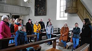 In der Meßkircher Liebfrauenkirche erzählt Gästeführerin Andrea Braun-Henle (rechts) bei der Führung über Anna von Zimmern (Anfang ...