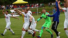 Der FC Erzingen feiert nach dem Schlusspfiff das 2:2 bei der SG Norweil/Wagenstadt in der Aufstiegsrunde zur Landesliga.