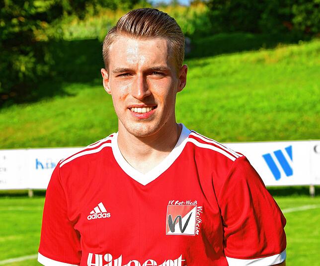 Robin Herzog (21) aus Lauchringen spielt seit Juli beim FC RW Weilheim. Er begann beim SC Lauchringen, wechselte als D-Junior zu Young ...