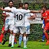 Doppelt: Mike Heyde traf zwei Mal beim 3:3 des SV 08 Laufenburg. Hier beglückwünschen ihn Sandro Knab (Nr. 10) und Moritz Hackenberger ...