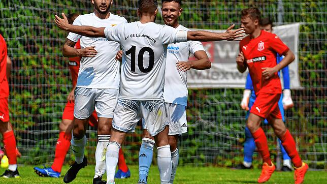 Doppelt: Mike Heyde traf zwei Mal beim 3:3 des SV 08 Laufenburg. Hier beglückwünschen ihn Sandro Knab (Nr. 10) und Moritz Hackenberger ...