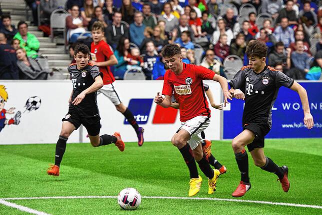 Begabte Nachwuchs-Fußballspieler vieler Länder nahmen alljährlich am MTU-Hallencup in der ZF-Arena teil.