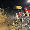Feuerwehrleute pumpen unter Hochdruck Wasser ab.