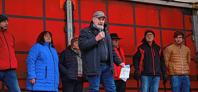 BLHV-Präsident Bernhard Bolkart (vorne) spricht bei der Demo in Triberg zu den Landwirtskollegen.