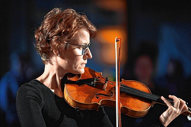Als Violinistin gehört Simone Riniker zum Ensemble.