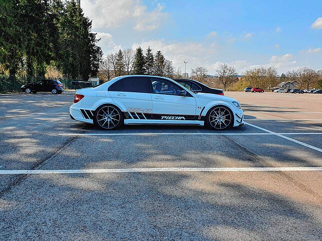 Tiefergelegt und mit Heckflügel. Zwei Poser besprechen sich auf einem Parkplatz am beim Messegelände in Villingen, wohin sie als ...