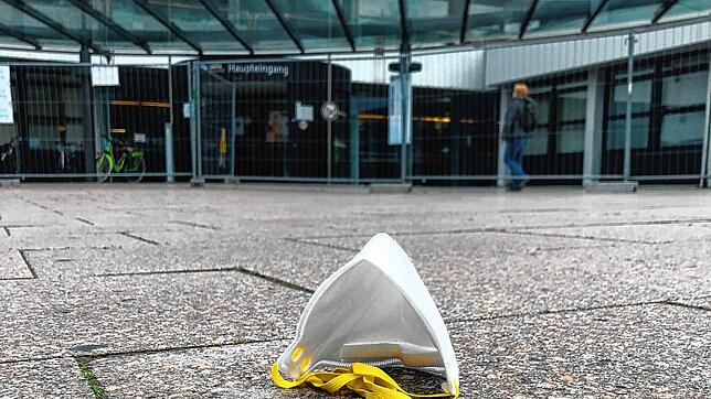 Eine Maske liegt vor dem Haupteingang des Klinikum Friedrichshafen: Die Zahl der Corona-Patienten hier steigt Besorgnis erregend.