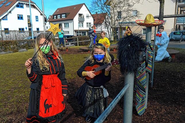 Moment mal, Gitarre zum zauberhaften Kostüm? Da passt doch was nicht zusammen! An der Schnetzenhauser Grundschule werden beim Spielen ...