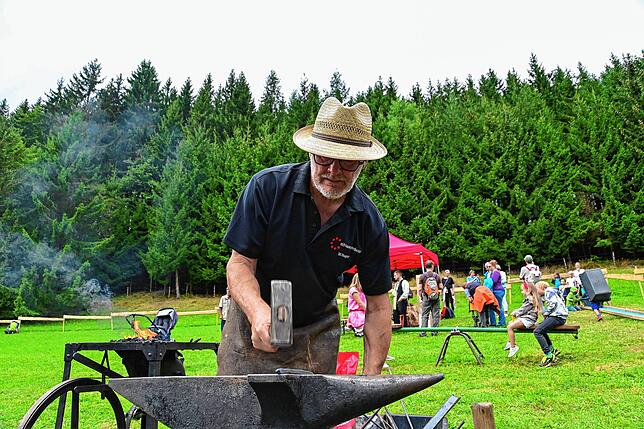 Die harte Arbeit eines Schmiedes demonstrierte Winfried Huger beim Handwerkstag auf dem Röthenlochhof.
