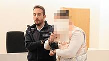 Einer der beiden Angeklagten wird in den Saal am Landgericht Konstanz geführt. Er räumt ein, an einem Raub beteiligt gewesen zu sein.