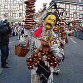 Die Brezel gehört zur Fastnacht dazu. Hier ein Oberndorfer Narro mit seiner Brezelstange beim Narrentag 2006 in Überlingen.