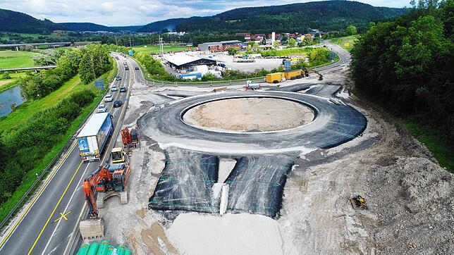 Spektakulär sieht die Baustelle des neuen Kreisels auf der B 31 bei Geisingen aus. An der Einmündung der Landesstraße 185 aus Richtung ...