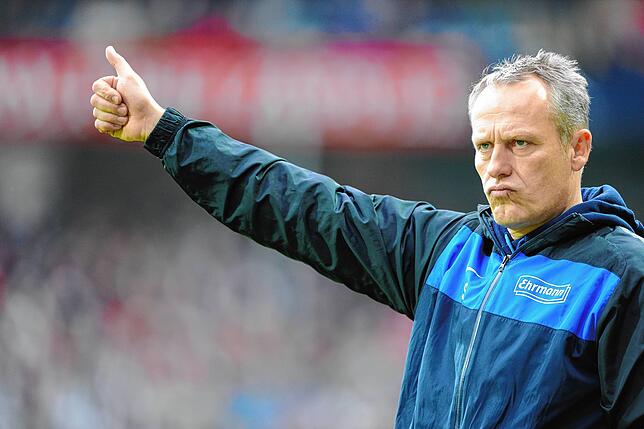 Daumen hoch von Christian Streich in seinem ersten Spiel als Cheftrainer des SC Freiburg. Es sollte in der Folge noch das ein oder ...