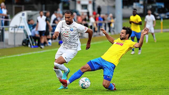 Kämpferischer FC Singen 04: Hier greift Frank Stark (rechts) den Denzlinger Yannick Lawson an.