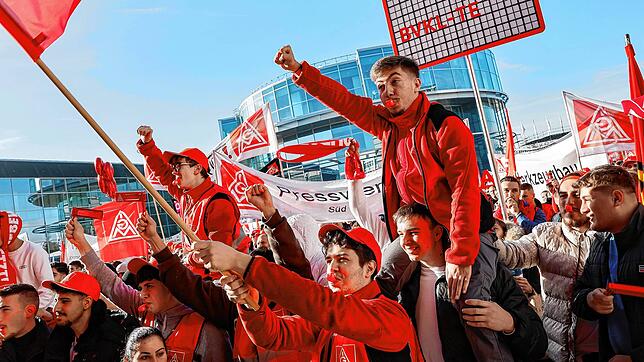 Ein Streik der IG Metall im Jahr 2022. Bald stehen neue Tarifverhandlungen an.