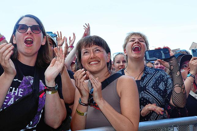 Bild 9: Moshpit und Feierlaune vor den Bühnen: Das sind die besten Southside-Bilder aus den ersten Reihen