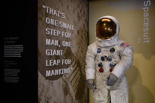 Neil Armstrongss Raumanzug im Smithsonian National Air and Space Museum in Washington. Vor dem Start war er weiß, danach grau vom Mondstaub.