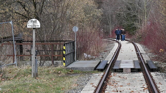 Auf den Gleisen der Ablachtalbahn sind derzeit höchstens einmal Fußgänger unterwegs, wie hier in der Nähe des Bahnübergangs am ...