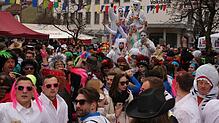 Dicht gedrängt: Die Hoorige Mess&lsquo;, die größte Straßenfasnacht in der Region, lockt Jahr für Jahr Tausende von Narren nach Tiengen.