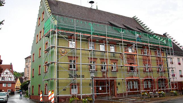 Das Bräunlinger Rathaus ist eingerüstet: Da das Dach im vorderen Bereich nicht mehr ganz dicht ist, musste sofort gehandelt werden und ...
