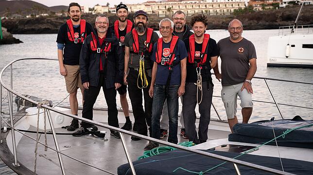 Die Crew der Marwa im Hafen von San Miguel de Abona (von links): Philipp (Projekt &bdquo;Searchwing&ldquo;), Guido und Leon (beide ...