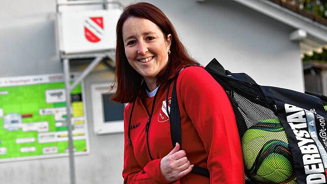 Auf dem Weg zum Training: Seit fünf Jahren ist Tamara Banholzer beim FC Bergalingen als Nachwuchstrainerin und im Vorstand aktiv. Zum ...