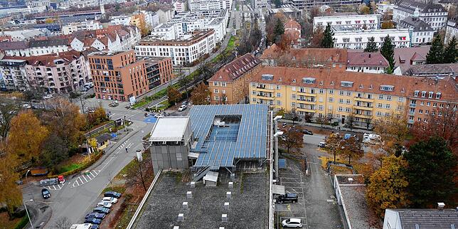 Blick auf die Kreuzung Jahn-/Petershauser/Gustav-Schwab-Straße und das alte Technikgebäude des ehemaligen Telekomturms im Vordergrund.