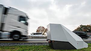 Unbekannte haben in Klettgau einen „Enforcement-Trailer“, eine mobile Anlage zur Geschwindigkeitsmessung beschmiert. (Symbolbild)