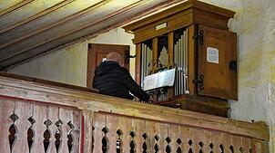 Organist Leberecht Thiele spielt auf der kleinen Orgel in der Buchenberger Kirche.