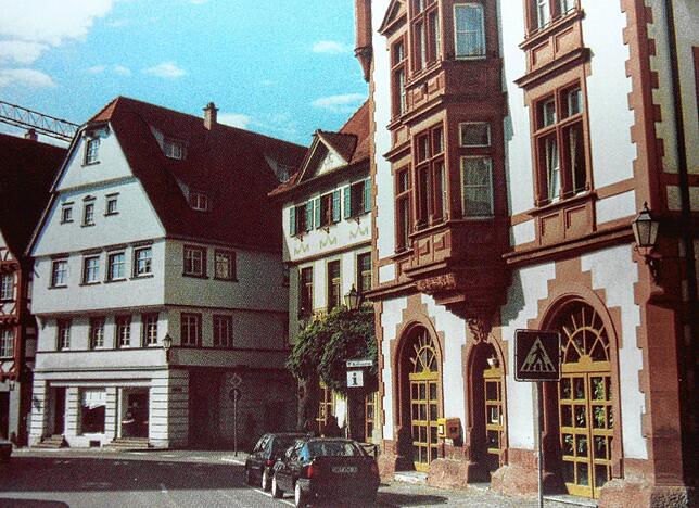 1985: Auch der Marktplatz war keine autofreie Zone so wie heute. Wer ins Kulturamt (rechts) wollte, der konnte sein Fahrzeug direkt ...