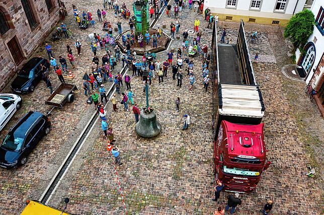 Von hoch oben sehen die vielen neugieren Menschen auf dem Münsterplatz, die dem Spektakel beiwohnen, wie Ameisen aus.