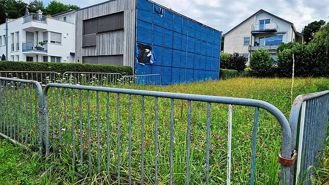 Eine Doppelhaushälfte steht, die zweite wurde nie gebaut. Dieses Grundstück in der Diamantstraße in Manzell veräußert die Stadt gegen ...