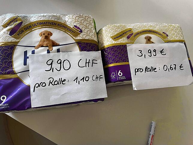Das Hakle-Toilettenpapier mit neun Rollen kostete im August 2022 in der Schweiz 9,90 Schweizer Franken (CHF), in Deutschland heißt das ...