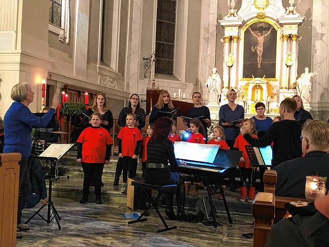 Kinderchor und Frauen-Ensemble singen gemeinsam „Cover me in Sunshine“ von Pink.