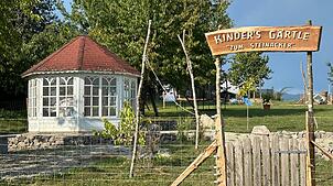 So sieht es im Kinderbetreuungsgarten „Zum Steinacker“ aus. Die Baurechtsbehörde ist nicht einverstanden und ordnete den Rückbau an. ...