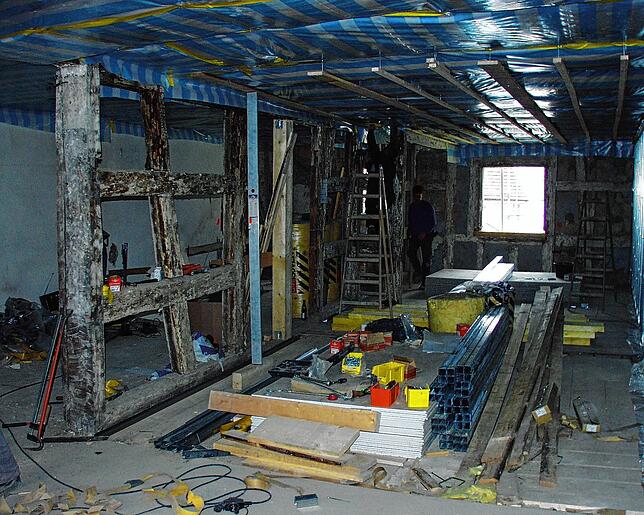 Im Mai 2002 waren die Innenausbauarbeiten in vollem Gange. Hier ist zu sehen, was später ein großes Redaktionsbüro mit drei ...