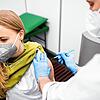 Eine Erzieherin in Bremen lässt sich mit dem Impfstoff von Astrazeneca impfen.