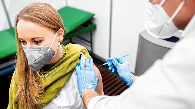 Eine Erzieherin in Bremen lässt sich mit dem Impfstoff von Astrazeneca impfen.